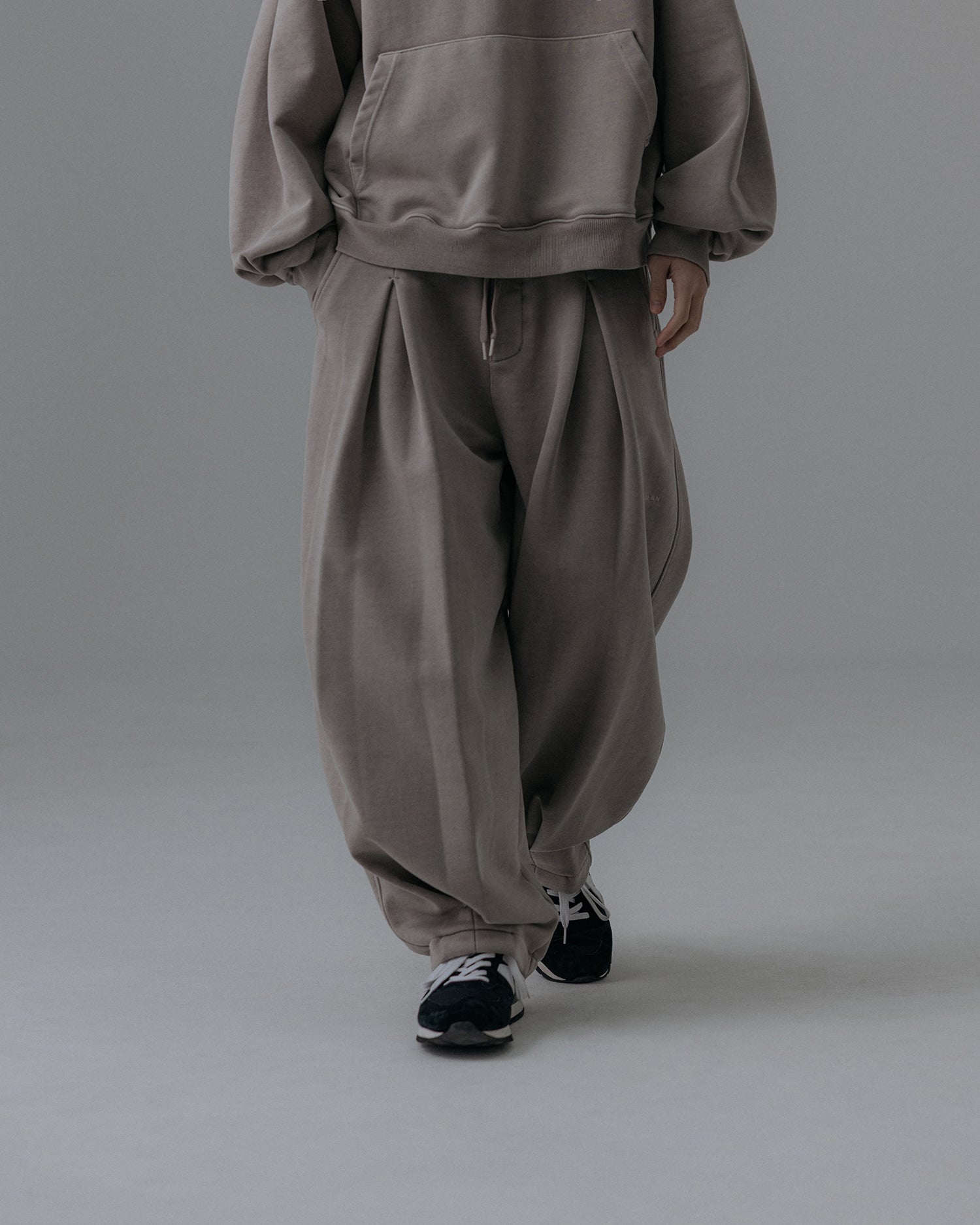 ANGLAN VALLEY TUCK SWEAT BALLOON PANTS - WASHED