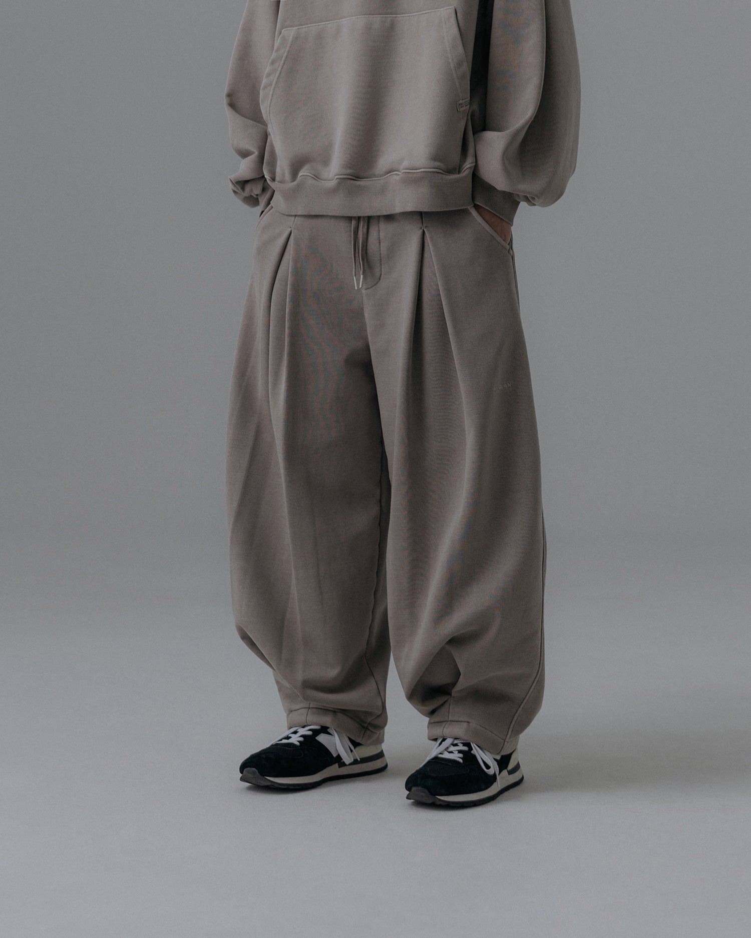 ANGLAN VALLEY TUCK SWEAT BALLOON PANTS - WASHED